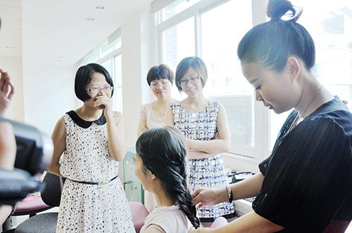 編個(gè)辮子這么好笑？1