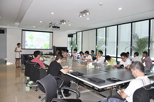 主持人介紹座談會(huì)安排