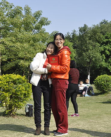 王總給團(tuán)隊(duì)獎(jiǎng)?lì)C獎(jiǎng)，恭喜恭喜