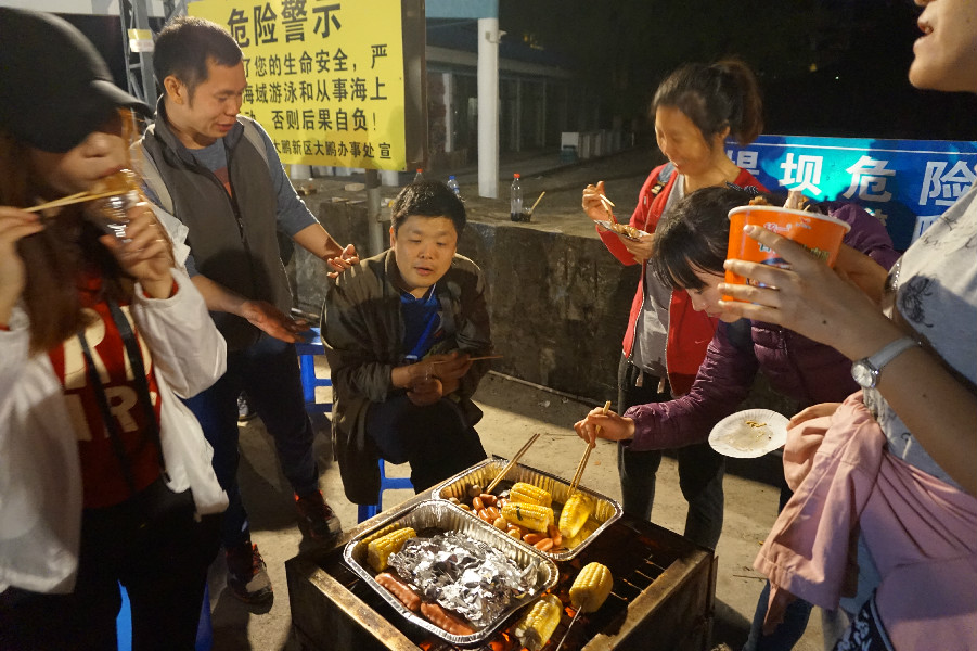 累一天了，大家吃吃東西